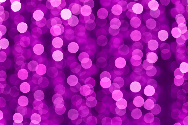 Fondo bokeh púrpura. Lámina de textura y confeti bokeh, luz de polvo dorado. Fiesta festiva de moda Navidad y año nuevo fondo víspera. Foto de alta calidad - Foto, imagen