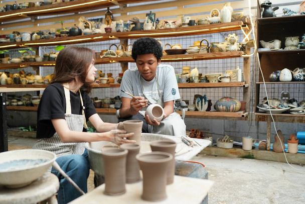 Young Afro man hand potter making clay vase in pottery workshop, Business owner.  - Foto, imagen