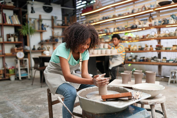 Jeune Afro fille et garçon en atelier de poterie, Propriétaire d'entreprise.  - Photo, image