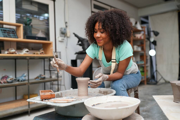 Nuori Afro tyttö keramiikka työpaja, Yrityksen omistaja - Valokuva, kuva