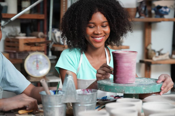 Joven Afro chica en taller de cerámica, Propietario de negocios.  - Foto, imagen