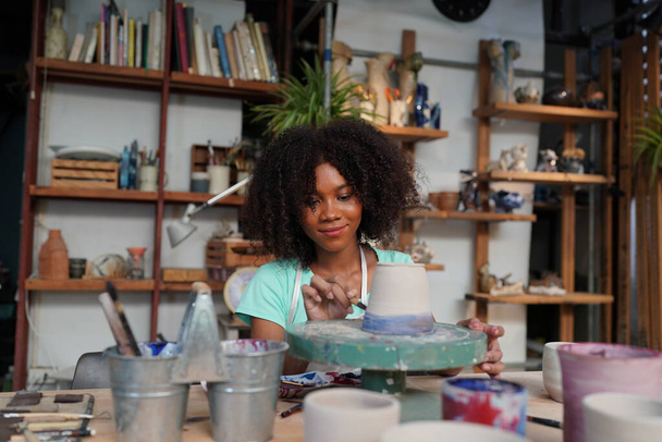 Fiatal Afro lány kerámia műhelyben, Üzlettulajdonos - Fotó, kép