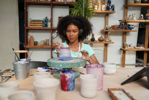 Joven Afro chica en taller de cerámica, Propietario de negocios - Foto, Imagen