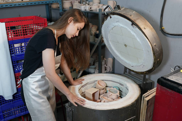Mujer independiente, negocios, hobby. Mujer haciendo cerámica de cerámica - Foto, imagen