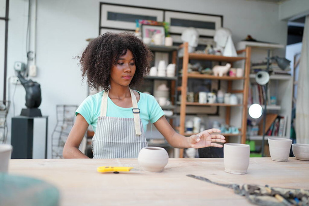 陶器のワークショップで若いアフロの女の子,ビジネスオーナー - 写真・画像