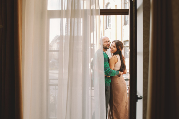 Jeune couple debout sur le balcon de la chambre d'hôtel
 - Photo, image