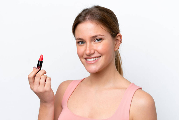 Nuori valkoihoinen nainen eristetty valkoisella taustalla tilalla punainen huulipuna - Valokuva, kuva
