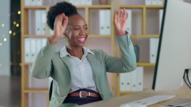 Succes, gedaan en zwarte vrouw ontspannen in het kantoor na online te beschermen op een computer, tevreden en glimlach. Happy, stretching en vrouwelijke bedrijfsmedewerker trots op management, efficiëntie en productiviteit. - Video
