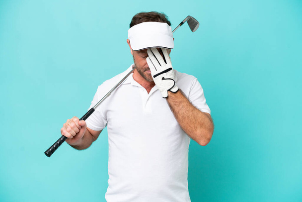 Homem jogador de golfe caucasiano de meia idade isolado em fundo azul com expressão cansada e doente - Foto, Imagem