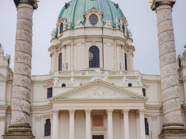 Catholic church located in the southern part of Karlsplatz, Vienna. One of the symbols of the city. The Karlskirche is a prime example of the original Austrian Baroque style. - Foto, Bild