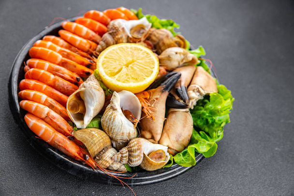 креветки, крабовый коготь, моллюск, рапан, трубач моллюск еды закуски на столе копировать пространство еды фона деревенский вид сверху - Фото, изображение