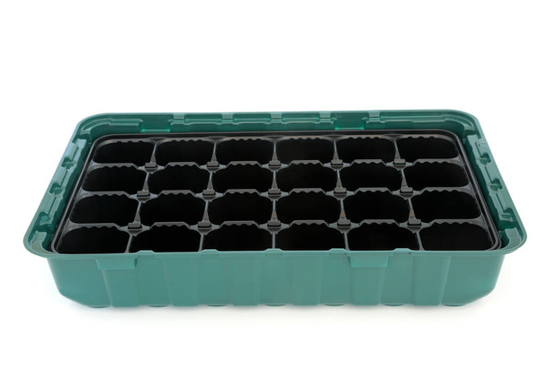 Módulo de bandeja de semillas para sembrar semillas aisladas sobre fondo blanco. Equipo de jardinería verde y negro usando plástico reciclado ecológico. Aislado sobre fondo blanco. - Foto, Imagen