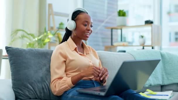 黒人女性、ラップトップとビデオはソファeラーニング、教育ウェビナー、またはリビングルームの勉強のための大学プレゼンテーションを求めています。笑顔,オンライン大学クラスのための技術について幸せと話して学生. - 映像、動画