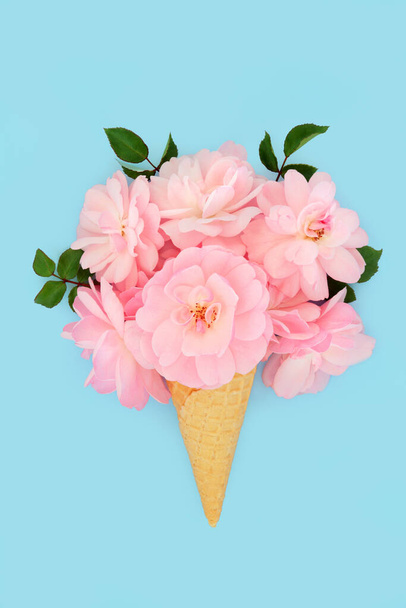 本物のピンクのバラの花のアイスクリームコーン。ミニマル抽象的な夏の花創造的なデザイン楽しい花の自然コンセプト上のパステルブルーの背景 - 写真・画像