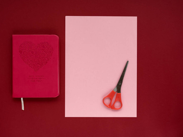 Kalp şeklinde bir kitap için "Kendin Yap" kitap ayracı. Aşkta itiraf. Sevgililer Günü. - Fotoğraf, Görsel