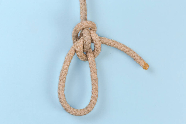 Nudo de ojo de zepelín de cuerda, o lazo de Rosendahl sobre un fondo azul - Foto, Imagen