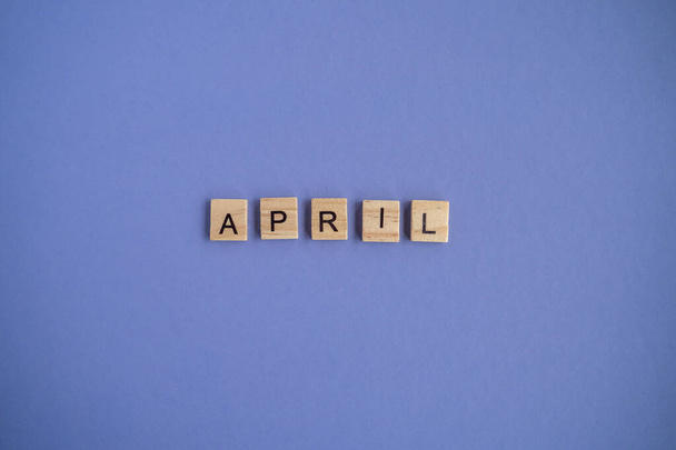 Ο τέταρτος μήνας του χρόνου Απρίλιος - από μεμονωμένα γράμματα σε ξύλινες μπάρες σε φυσικό χρώμα, σε υψηλή ανάλυση. Πολύ Peri Χρώμα της χρονιάς φόντο, αντίγραφο χώρου. Επίπεδο lay, βήμα προς βήμα, βήμα 4 - Φωτογραφία, εικόνα