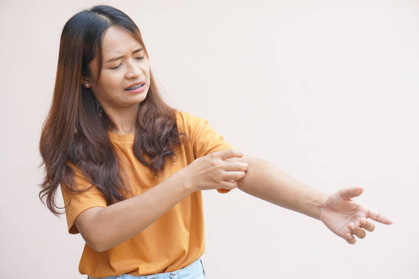 Mulher asiática com comichão na pele no braço - Foto, Imagem