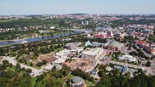 Planetarium-Sporthalle im Prager Wissenschaftspark Unterhaltung Waldbau fliegt über Drohne Europa - Filmmaterial, Video