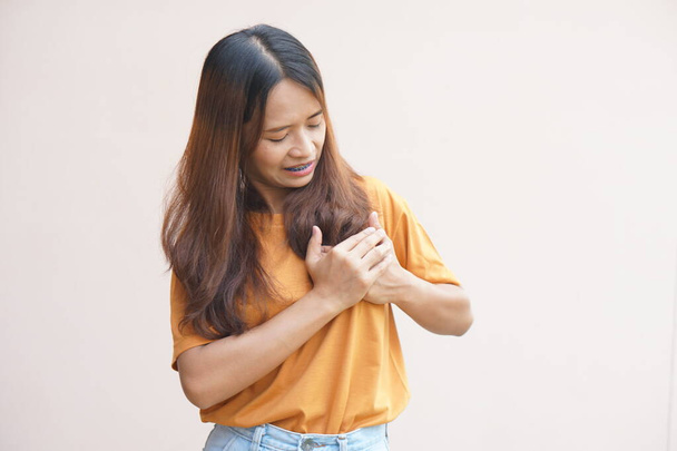 Азиатская женщина с напряженной грудной клеткой - Фото, изображение