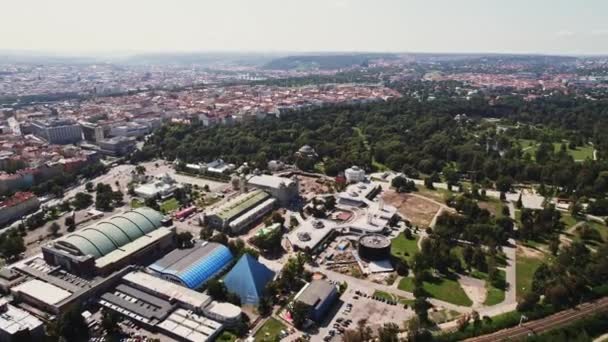 Prágai Tudomány Park Planetárium Sportcsarnok Szórakozás Erdei vonatok halad Timelapse Aerieal Drone Europe - Felvétel, videó