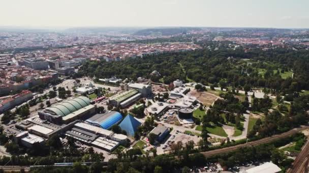 Prager Wissenschaftspark Planetarium Sporthalle Unterhaltung Waldbahn vorbei an Luftdrohne Europa - Filmmaterial, Video