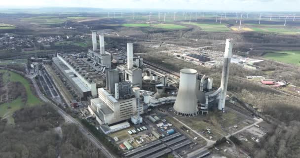 Um vídeo aéreo hipnotizante capturando a impressionante infraestrutura da grande usina a carvão em Grevenbroich. - Filmagem, Vídeo