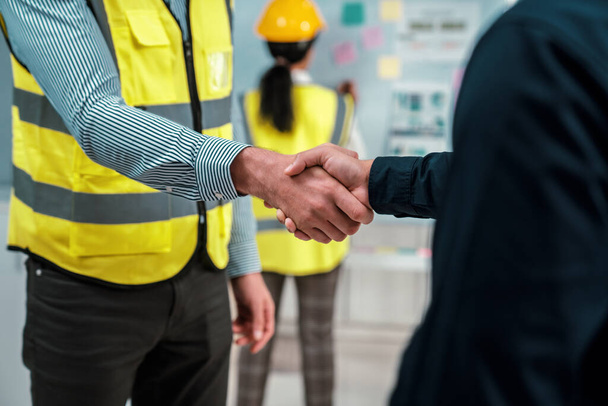 After concluding the meeting, competent investor shakes hands with engineer. Concept of the agreement between engineers and investors. - Fotoğraf, Görsel