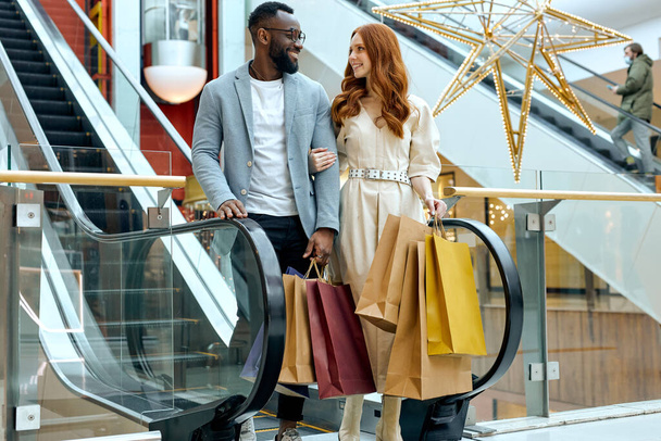 shopping addiction.couple has good time at shopping mall,lovers doing shopping offline. - Foto, Imagen