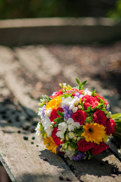 開花愛:永遠のコミットメントのシンボルとしてカラフルな花を持つ結婚式の花束 - 写真・画像