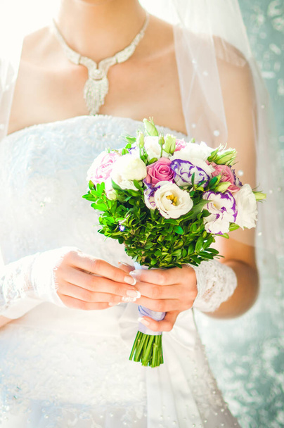 Цветущая любовь: свадебный букет с разноцветными цветами как символ вечной преданности - Фото, изображение