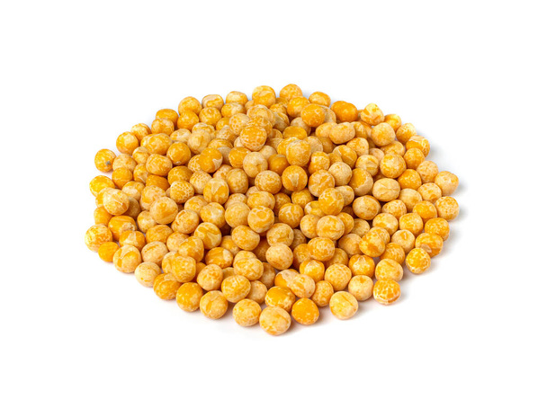 Dry Yellow Peas απομονωμένα, Whole Pea Pile, Raw Legume, Πηγή πρωτεϊνών, Υγιή Vegan Food, Ξηρά Κίτρινα Μπιζέλια σε λευκό φόντο - Φωτογραφία, εικόνα