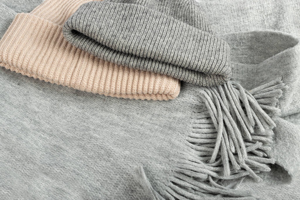 Winter Hats Set, Knitted Winter Clothes, Grey Woolen Hat Pile, Sports Cap, Knit Beanie на Білому фоні - Фото, зображення