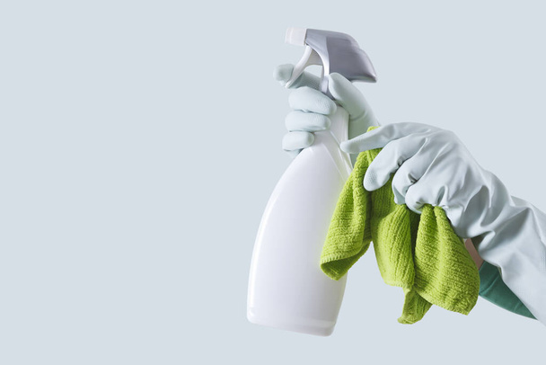 Usługi sprzątania i rozwiązania. Ręce z rękawiczkami, zielone szmaty i butelka sprayu izolowane na banerze z miejsca na ksero, firma czyszczenia wyszukiwania online na ofertę i wsparcie. Zakupy online. - Zdjęcie, obraz