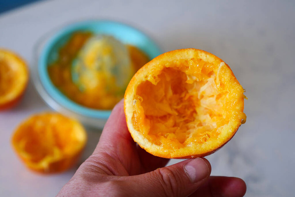 manuální mačkání pomerančového džusu, vymačkané pomeranče, pomerančový džus doma, - Fotografie, Obrázek