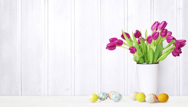 Paascompositie met tulpen. Feestelijke versiering. Vrolijk Pasen. - Foto, afbeelding