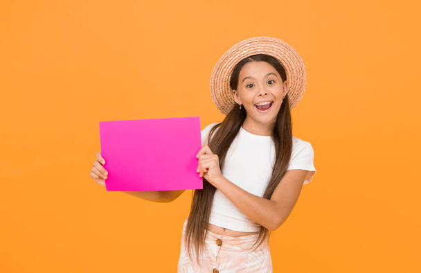 happy kid presenting paper sheet. summer teen girl. place for copy space. summer sales - end of season. advertising of beach party. paper art and craft style. hello summer. - Fotoğraf, Görsel