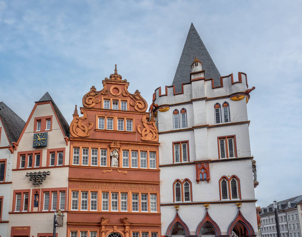 Hauptmarkt Meydanı 'ndaki Kırmızı Ev (Rotes Haus) Binası - Trier, Almanya - Fotoğraf, Görsel