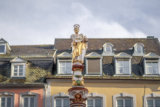 Fontána svatého Petra (Petrusbrunnen) na Hauptmarktově náměstí - Trier, Německo - Fotografie, Obrázek