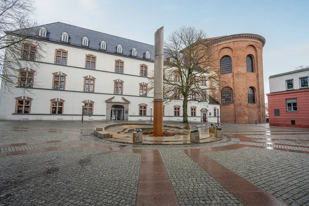 Willy-Brandt-Platz s fontánou hodin (Wasseruhrbrunnen), Volební palác a Aula Palatina (Bazilika Konstantin) - Trier, Německo - Fotografie, Obrázek