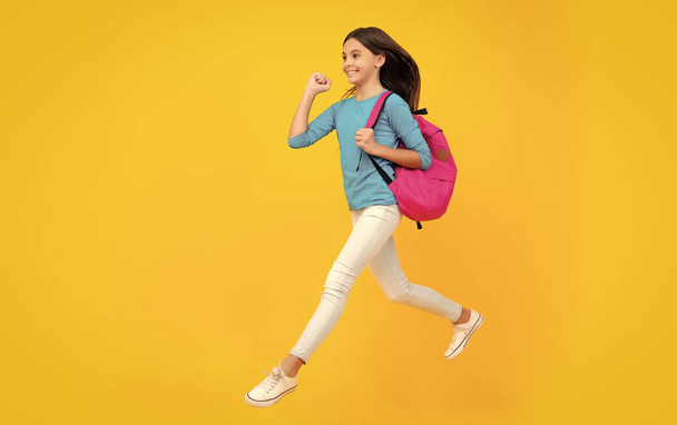Шкільна дівчина з рюкзаком. Студент-підліток, ізольований фон. Навчання та знання. Іди вчися. Концепція виховання дітей. Захоплений підліток, радісний здивований і насолоджений емоціями
 - Фото, зображення