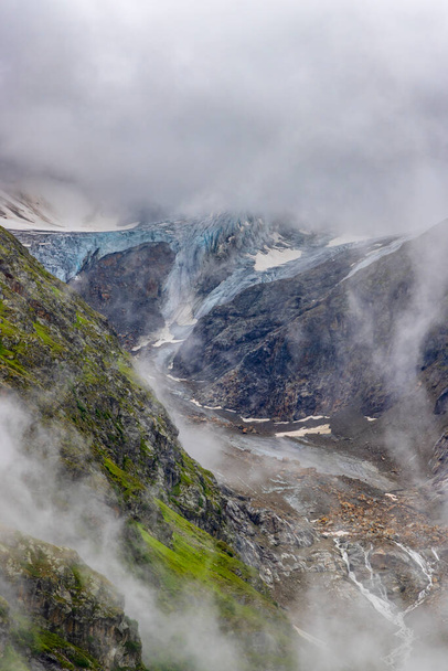 Typowy alpejski krajobraz Alp Szwajcarskich w pobliżu Sustenstrasse, Alpy Urnerskie, Kanton Berno, Szwajcaria - Zdjęcie, obraz