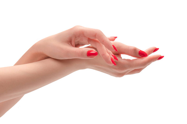Ręce kobiety z czerwonymi paznokciami odizolowane na białym tle. Czerwony lakier do paznokci.  - Zdjęcie, obraz