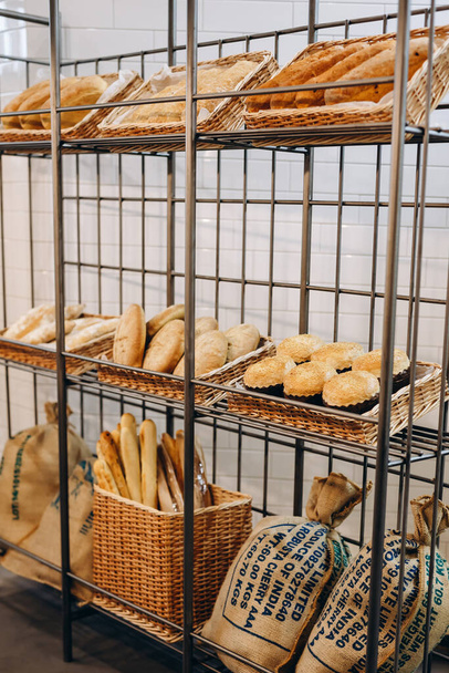 Há um armazenamento de todos os produtos de pão do café ou restaurante. Podemos ver um monte de pão, paus, baguetes, alguns sacos. - Foto, Imagem