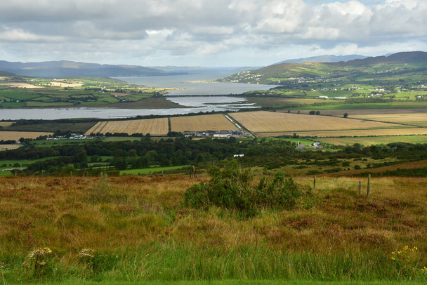 アイルランドのドニゴール州- 2022年9月15日: Aileachのグリアナンからの景観 - 写真・画像