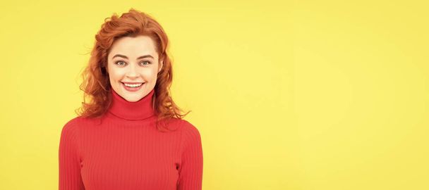 魅力的な幸せな赤毛の女性は黄色の背景に肖像画に直面し、幸せ. - 写真・画像