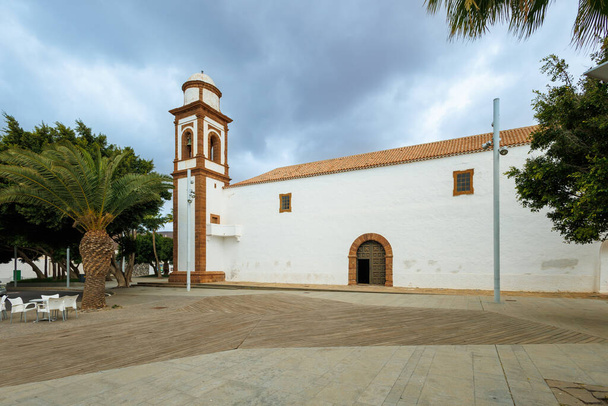 Iglesia de Nuestra Senora de Antigua kerk in Antigua Square Park, Fuerteventura, Canarische Eilanden - Foto, afbeelding