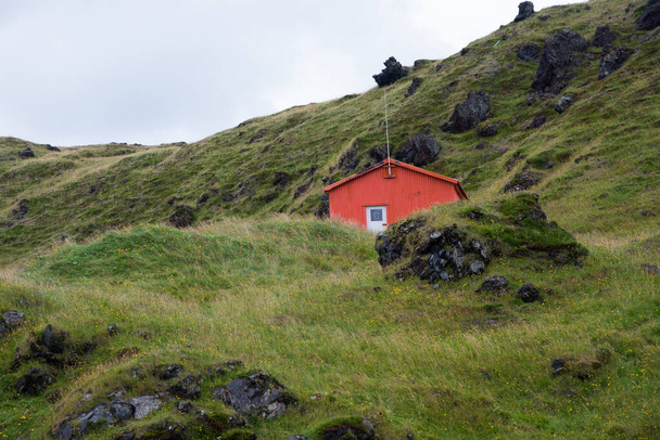 Пейзаж с зеленым холмом и маленькой деревянной хижиной. Snafelness, Исландия - Фото, изображение
