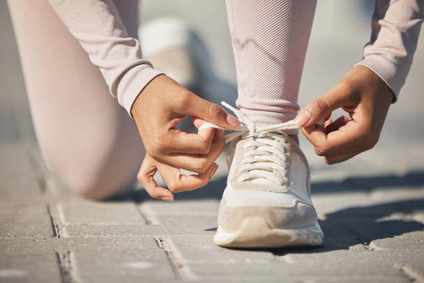 Έτοιμο, γυμναστήριο και γραβάτα παπούτσια μιας γυναίκας στο δρόμο για έναν αγώνα, μαραθώνιο ή καρδιο τρέχει στην πόλη της Σουηδίας. Έναρξη άσκησης, υγεία και κορδόνια αθλητή για κίνητρα προπόνησης, άθληση και προπόνηση. - Φωτογραφία, εικόνα