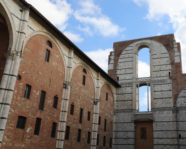 Antiguo edificio llamado FACCIATONE la parte inacabada de la catedral de Siena en Italia - Foto, imagen
